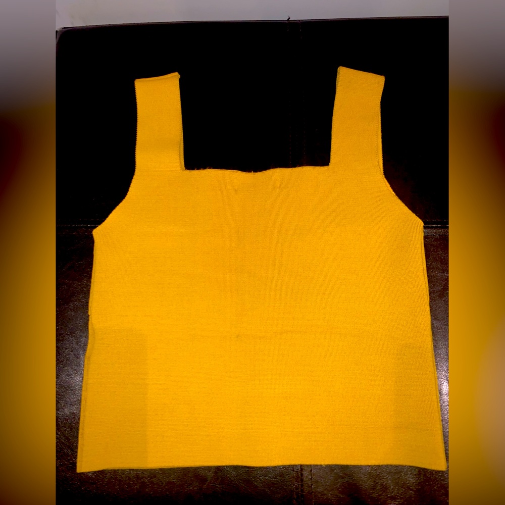 3/$15 LISTICLE🌹 GOLD SLEEVELESS BANDAGE SWEATER. GREAT CONDITION! - Picture 2 of 10